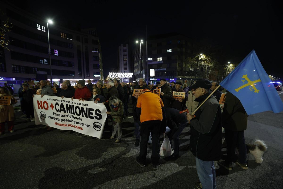 La última manifestación del 2025 contra el tráfico pesado por Príncipe de Asturias, en imágenes
