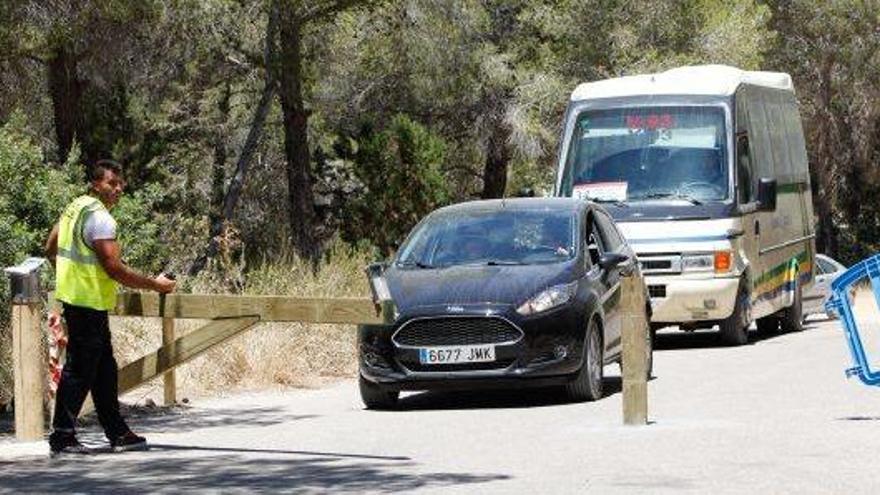 La barrera de acceso a Cala Salada volverá a funcionar a partir de mediados de mayo.