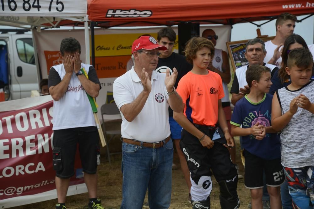 La cantera del motociclismo balear homenajea a Luis Salom en Petra