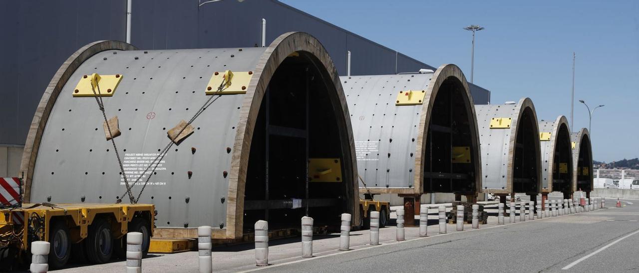 Las primeras estructuras para los molinos, listas para su embarque en la terminal  Ro-Ro de Bouzas.