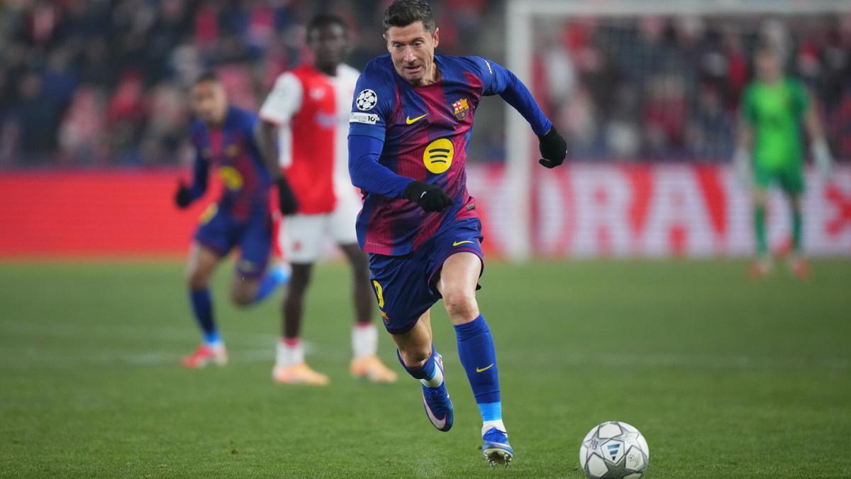 Barcelona's Robert Lewandowski runs with the ball during the Champions League opening phase soccer match between Slavia Prague and Barcelona in Prague, Czech Republic, Wednesday, Jan. 21, 2026. (AP Photo/Petr David Josek)