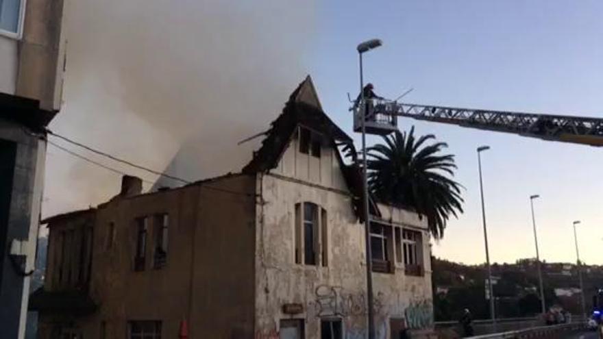 Arde a casa Carnicero en A Pasaxe