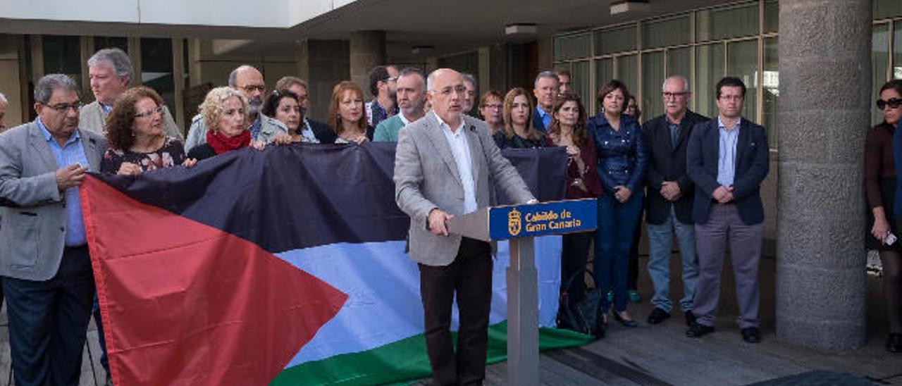 La Delegación del Gobierno impide izar la bandera palestina en el Cabildo