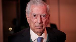 Foto de archivo (11/05/2022) del escritor peruano Mario Vargas Llosa llega a una conferencia de prensa en Montevideo. EFE/Raúl Martínez