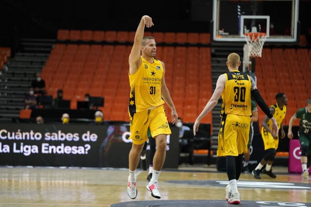 Partido entre el Iberostar y el Unicaja en la fase final de la Liga ACB.