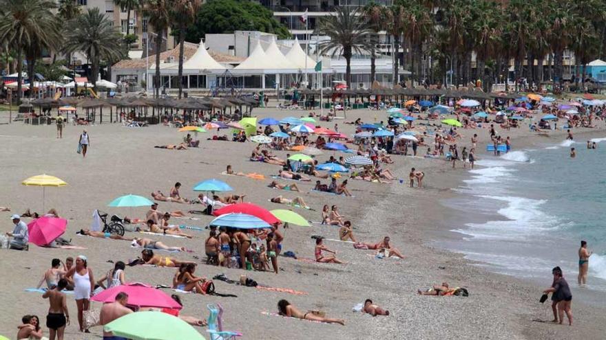 Dieciséis playas han sido cerradas este sábado en Málaga por aforo completo