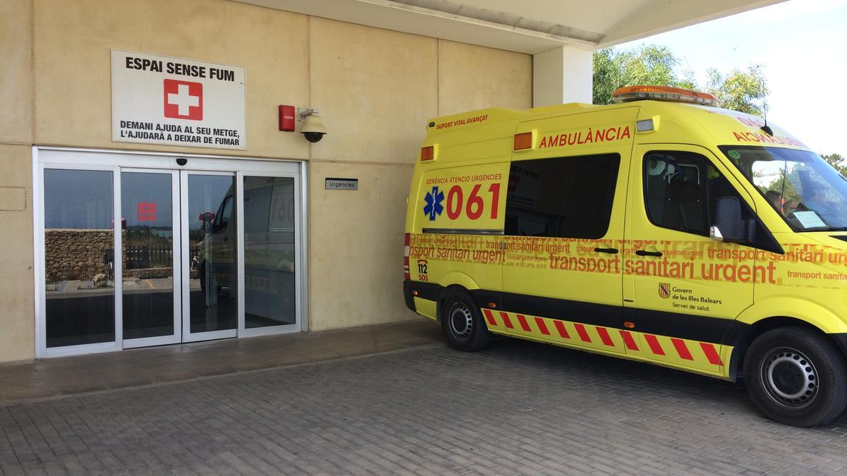 Una ambulancia del 061 en el Hospital de Formentera.