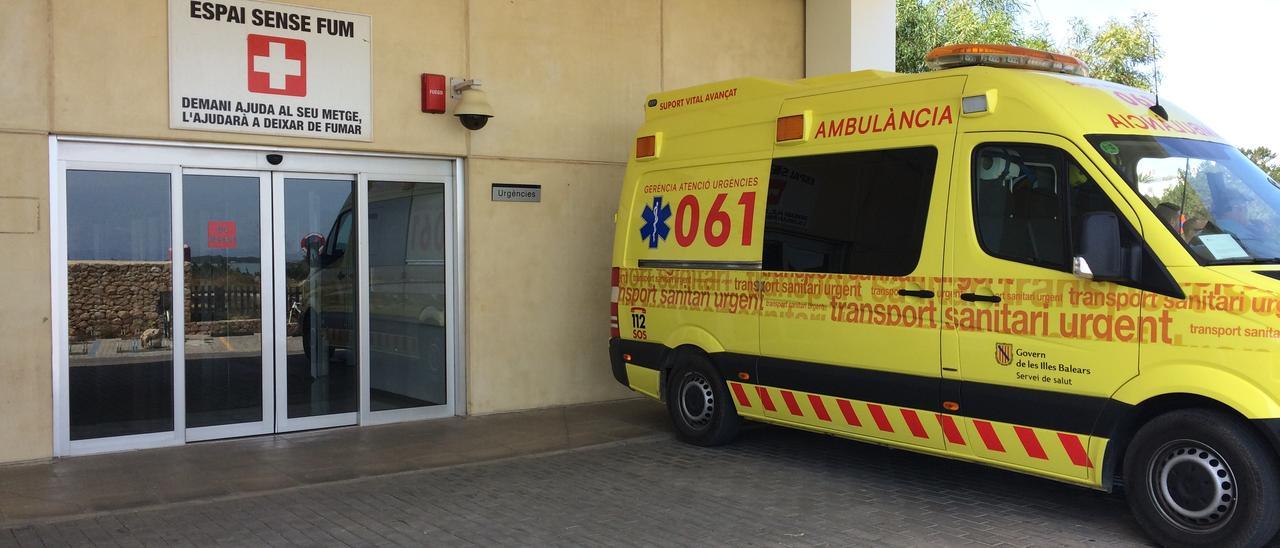Una ambulancia del 061 en el Hospital de Formentera.