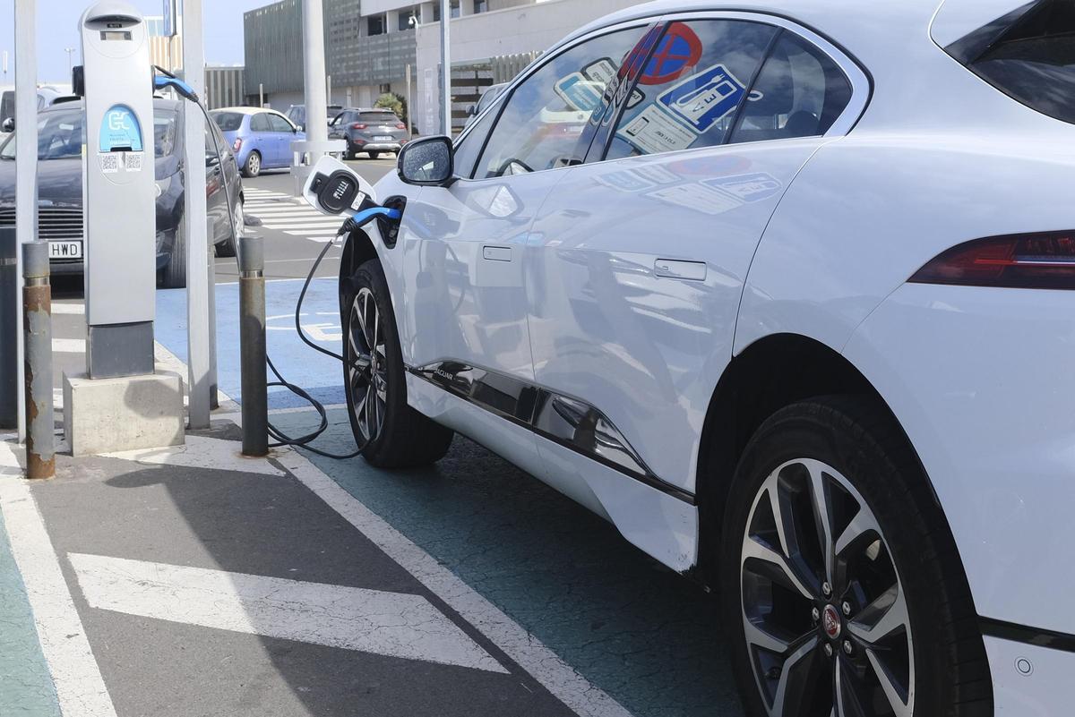 Un coche eléctrico en uno de los cargadores del Cabildo de Gran Canaria.