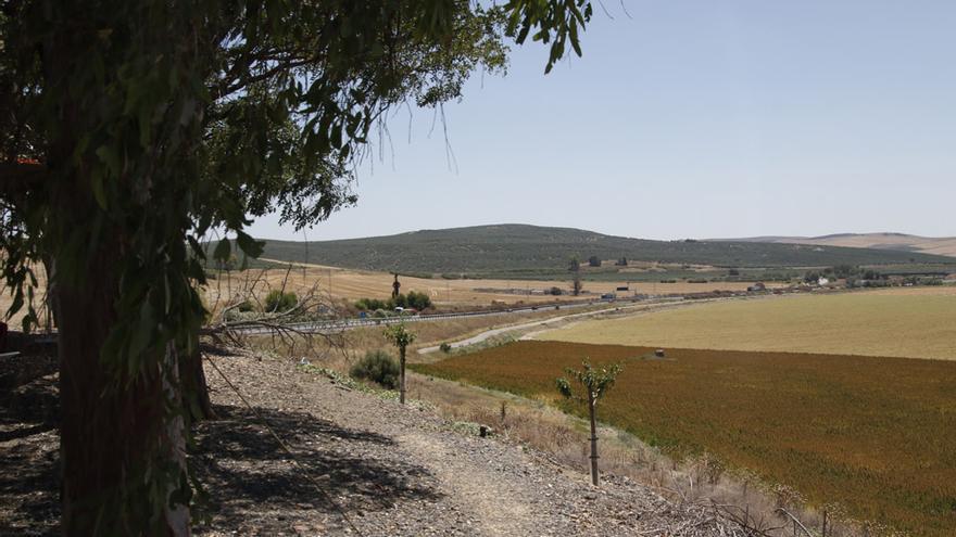 La ministra de Defensa visita los terrenos de La Rinconada donde se ubicará la base logística del Ejército