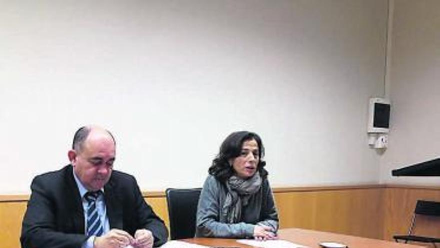 La subdirectora Asunción Cámara, junto a Francisco Olmos.