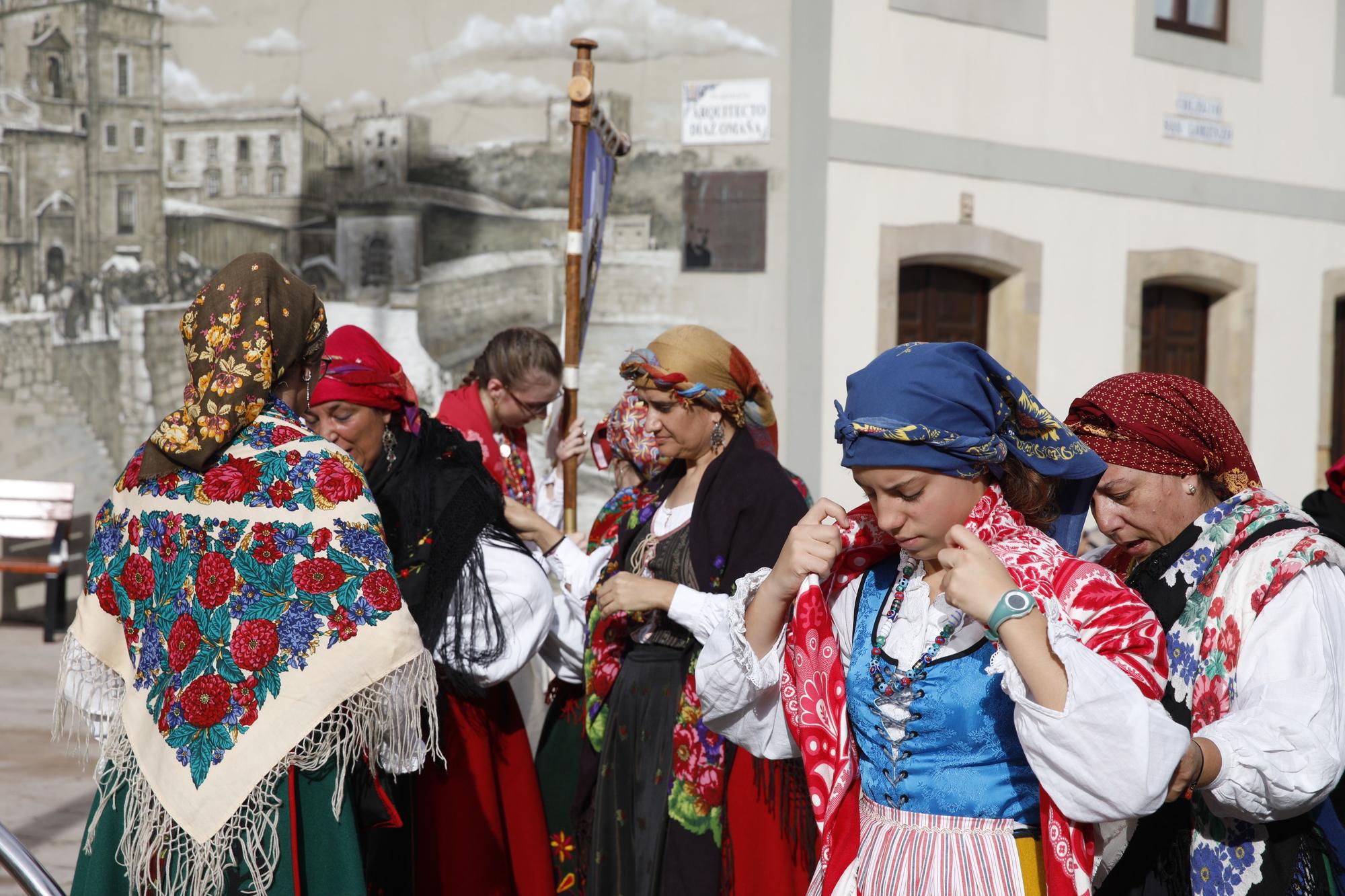 En imágenes: Gijón celebra el Día de León con bailes y el desfile de pendones