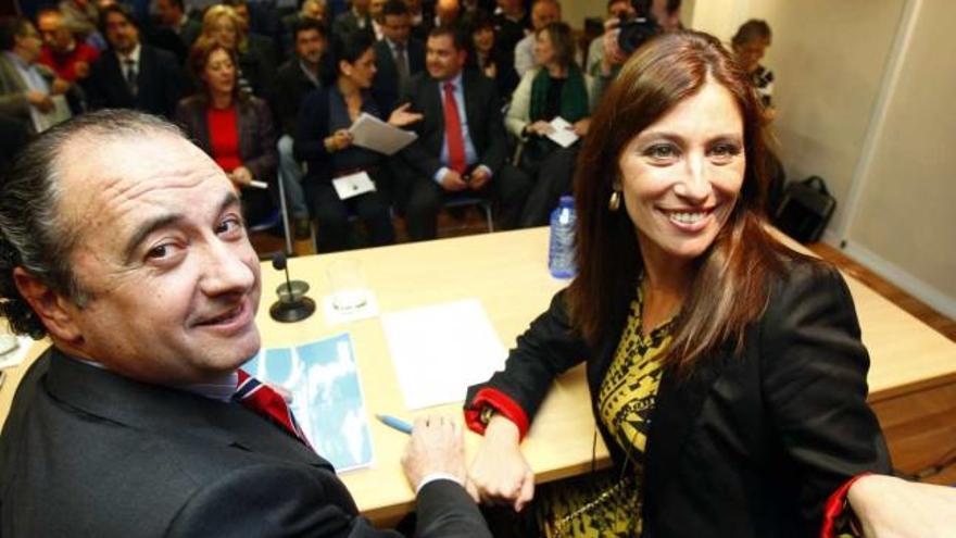 El presidente Joaquín Ripoll junto a Mónica Lorente. En primera fila, Gema Amor.