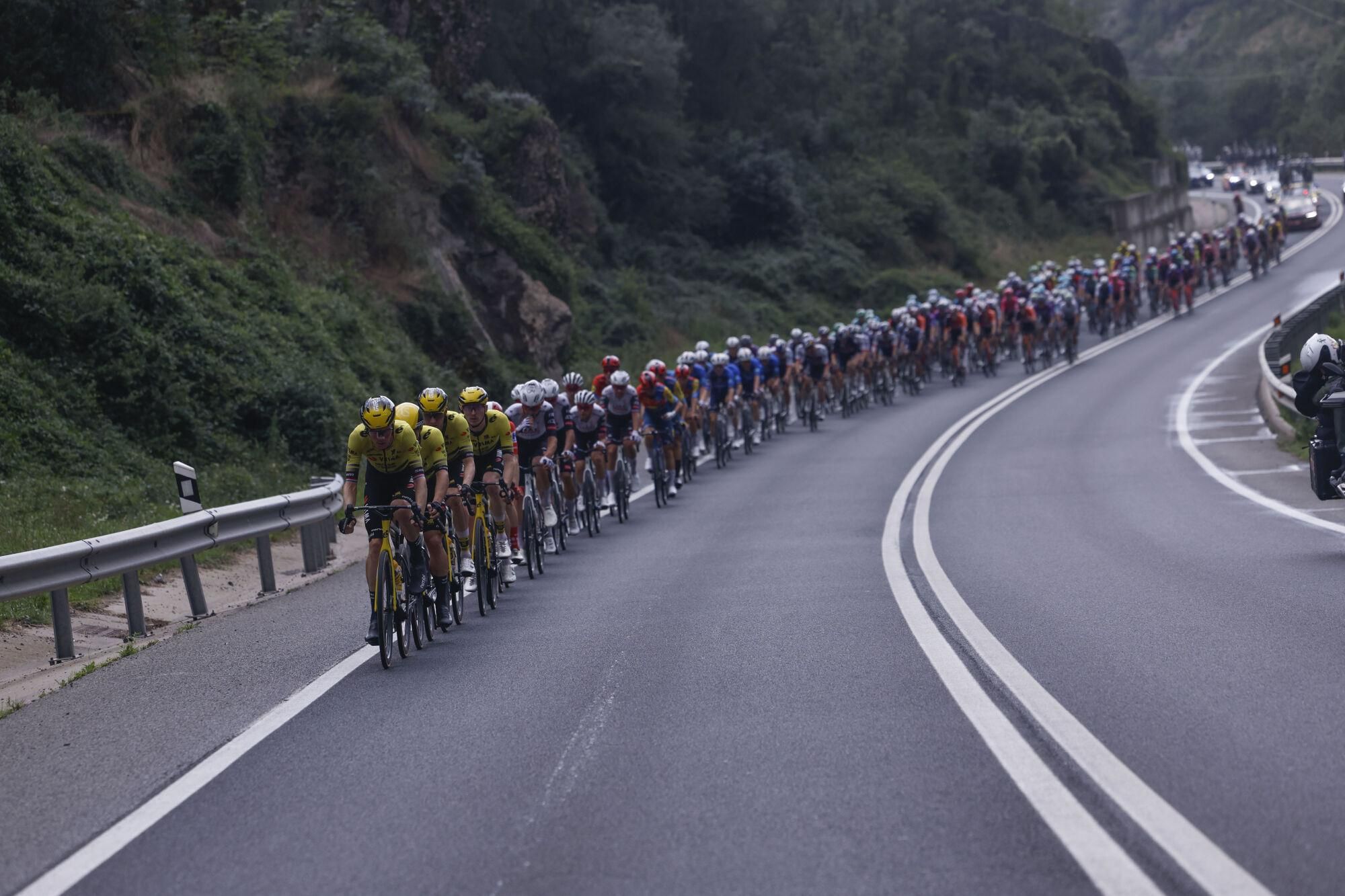 OLOT (GIRONA), 28/08/2025.- Ciclistas del equipo Visma-Lease a bike a la cabeza del pelotón durante la sexta etapa de La Vuelta a España, este jueves, en la primera etapa de montaña con un recorrido de 171 kilómetros entre Olot (Girona) y Pal (Andorra). EFE/ Javier Lizón