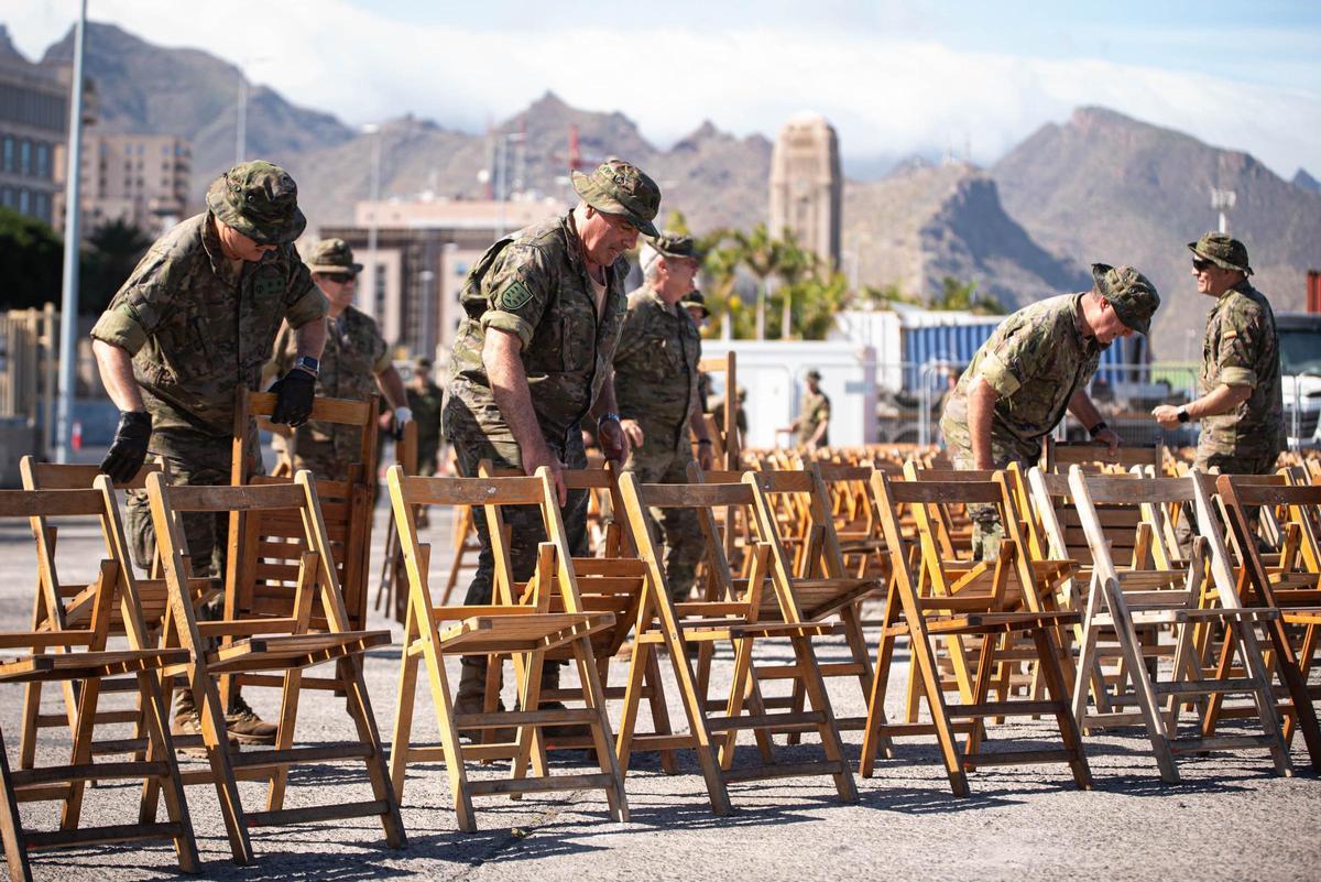El Ejército coloca las sillas para la misa del papa León XIV en el puerto de Santa Cruz de Tenerife