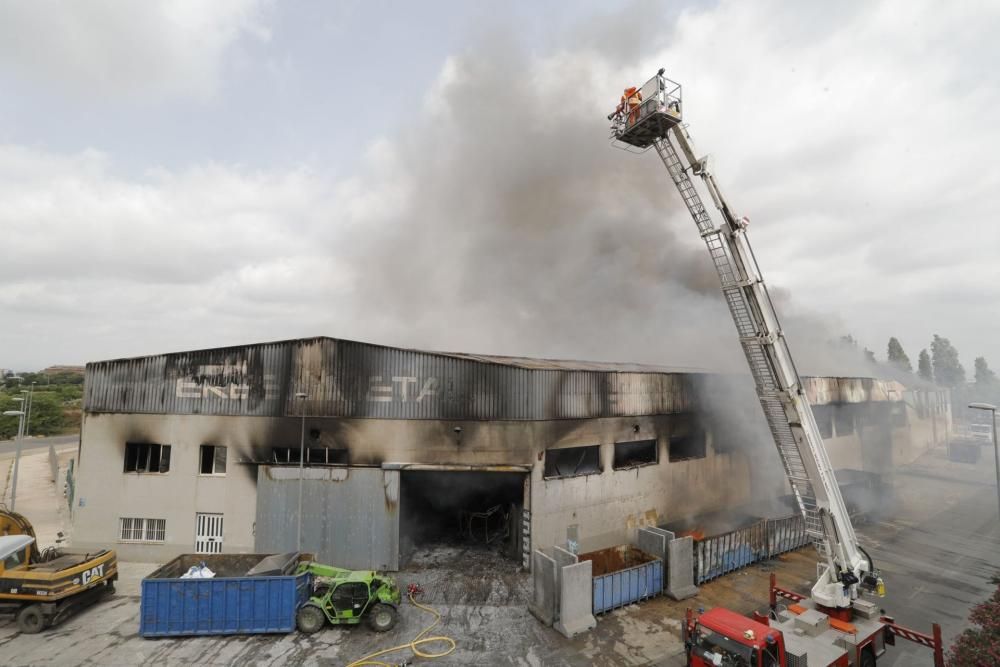 Incendio en una empresa del Polígono Industrial la Fillola, en Aldaia