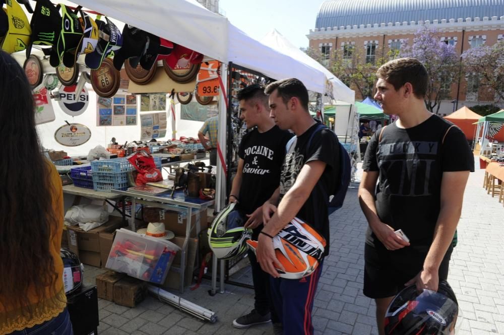 Lo coches antiguos conquistan  el Cuartel de Artillería