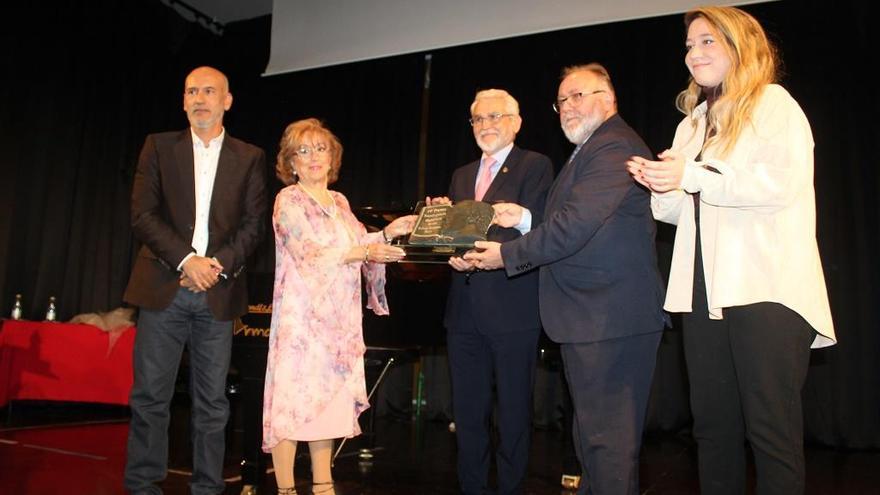 La viuda de Julián Sesmero Ruiz, Rafaela Carrasco, y el alcalde de Alhaurín de la Torre, Joaquín Villanova, entregan el premio de investigación a Francisco Cabrera Pablos.