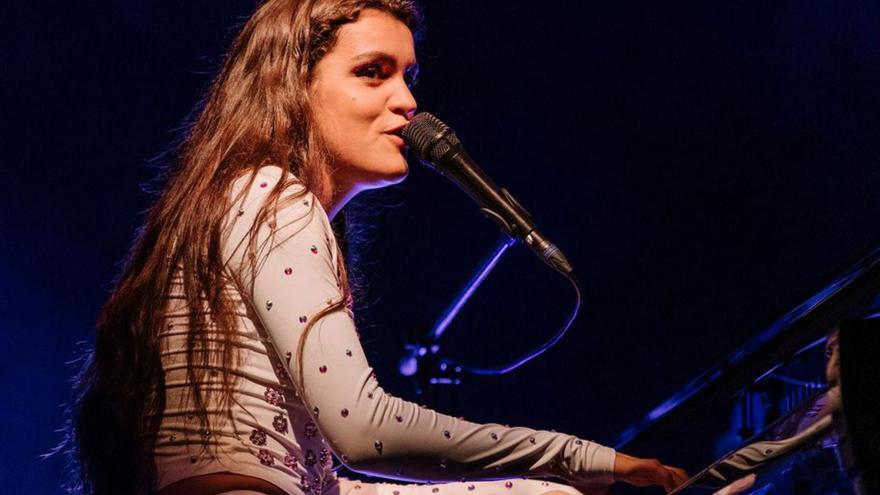 Amaia durant l’actuació dissabte al White Summer. | HAROLD ABELLAN