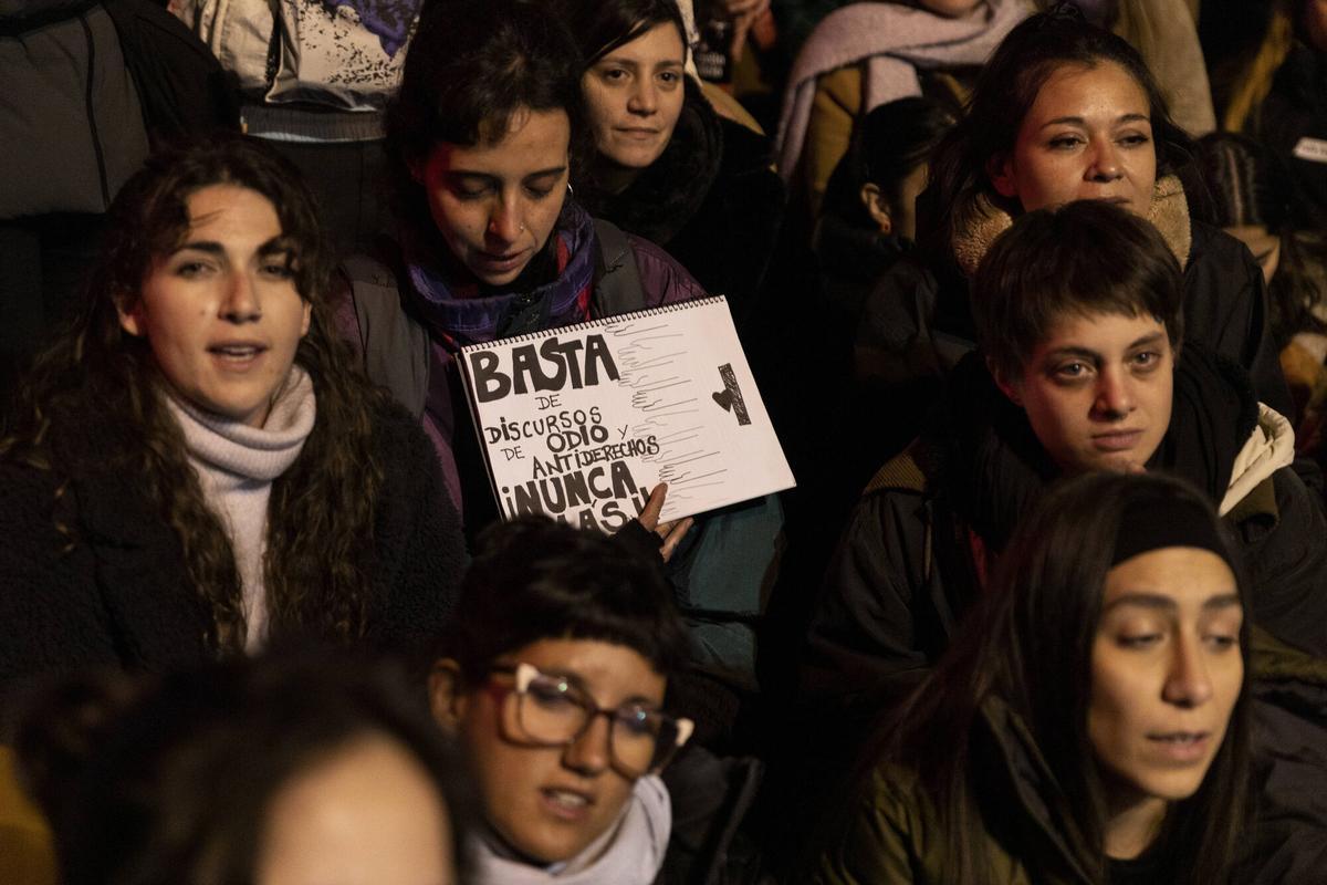 Manifestación frente al Consulado de Argentina en Barcelona contra Milei por dichos anti LGTB+ en Davos