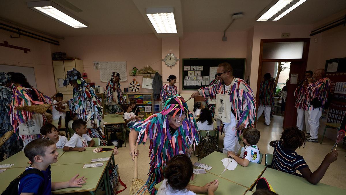 "Els Pedacets" anuncian el inicio de las fiestas de Bellreguard y sacan a los niños del colegio