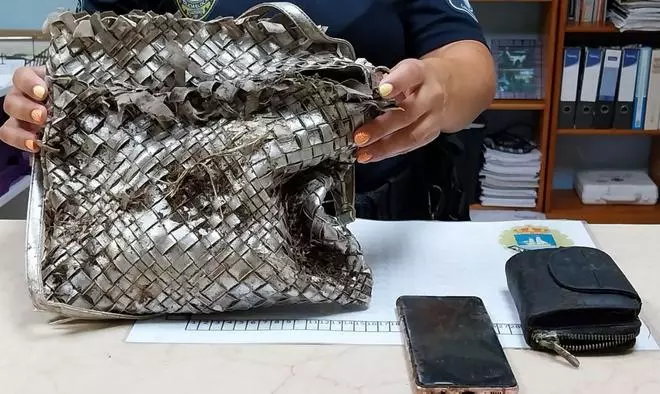 La Policía Local devuelve a una turista de Valladolid un bolso que le robaron en Bueu hace dos años
