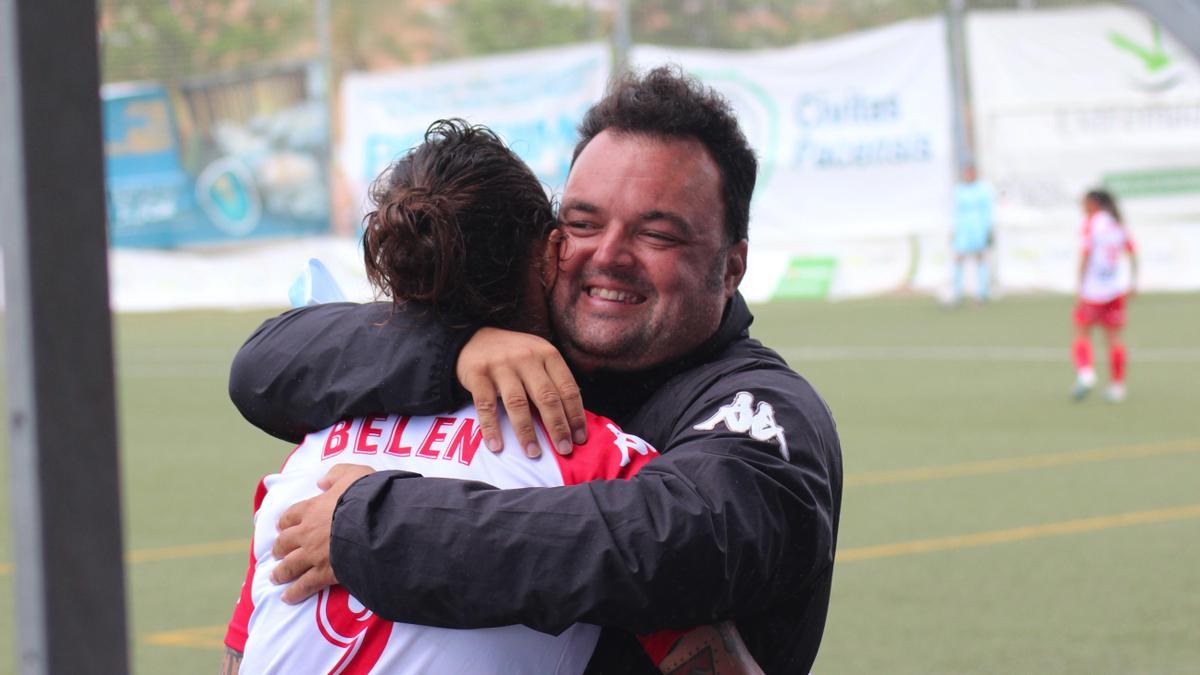 Antúnez se abraza con la delantera Belén.