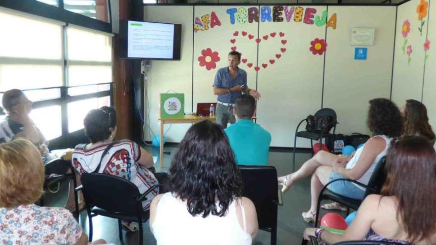 Voluntarios y monitores reciben formación en la sede de AFA