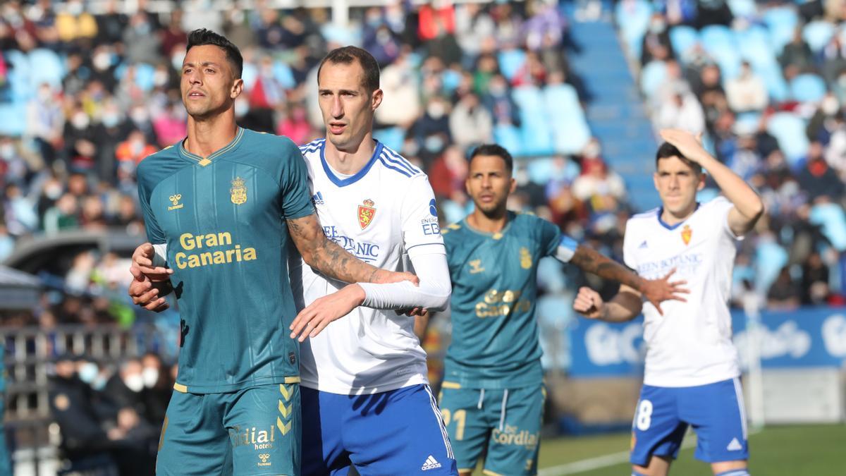 Petrovic presiona a Maikel Mesa en el partido ante Las Palmas.