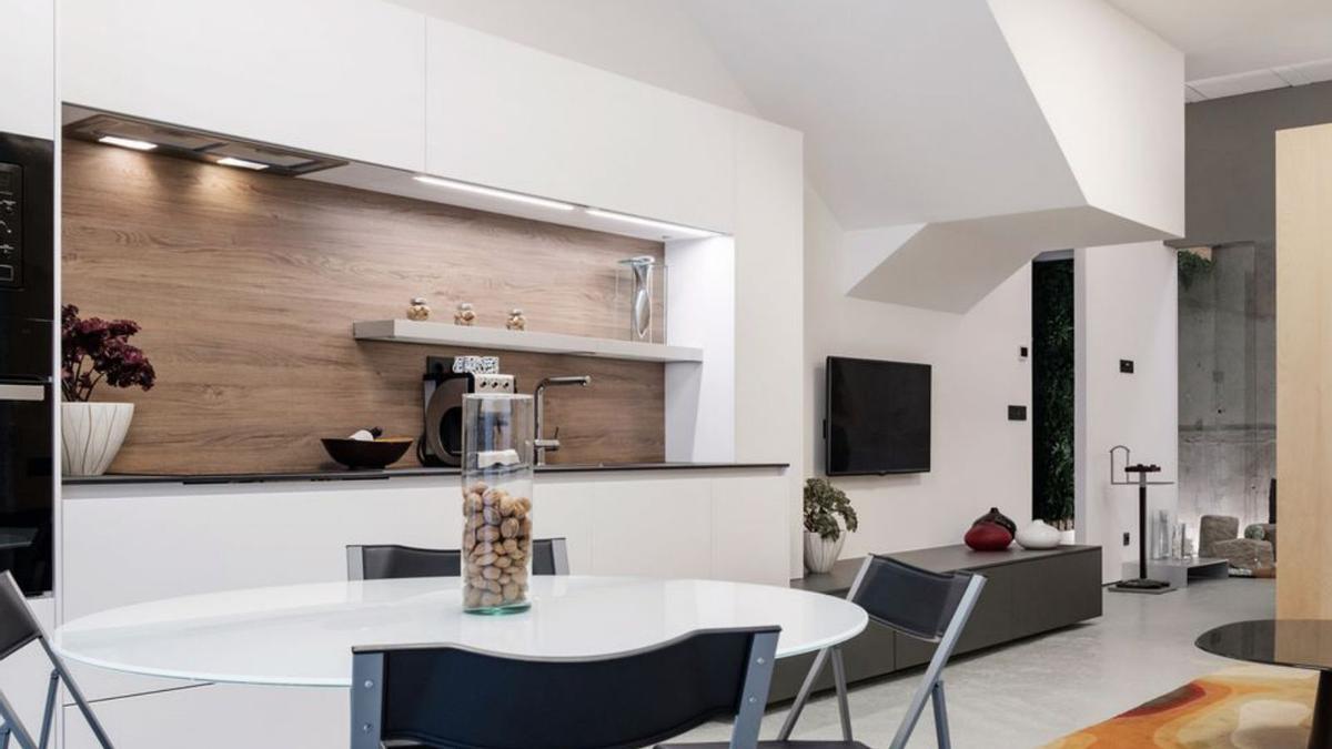 Cocina en bajo comercial reconvertido en vivienda en el casco viejo.  | // FDV