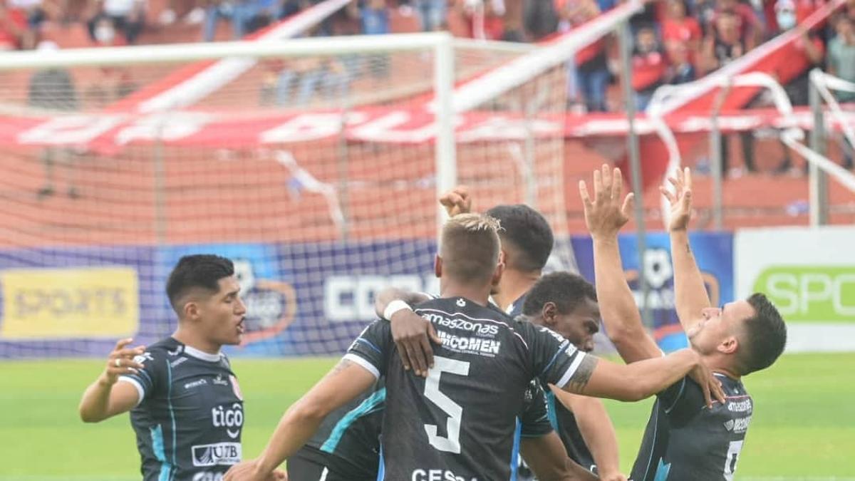 Los jugadores de Independiente Petrolero celebran el tanto de la victoria.