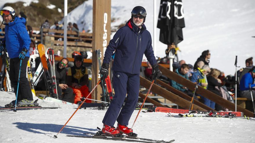 Felipe VI aprovecha el buen tiempo para esquiar en Baqueira