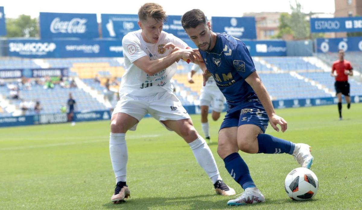 Carlos Cristeto, capitán de la Peña Deportiva, en un lance de juego contra el UCAM Murcia. | J. C. CAVAL