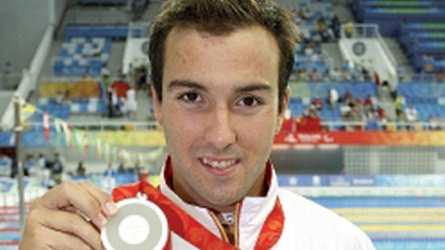 El nadador pacense Enrique Floriano besa la plata en Pekín