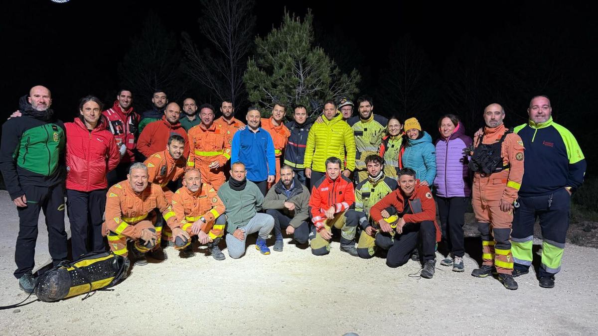 Rescatados en buen estado los cuatro hombres con problemas para salir de una cueva en Vallada