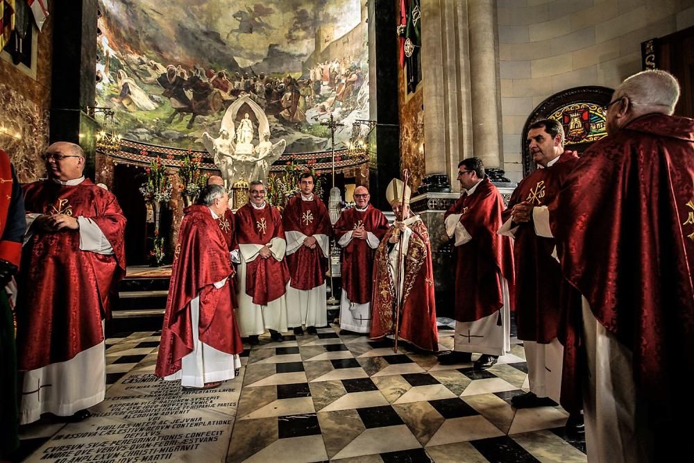 La procesión de la reliquia es uno de los actos que más agradan a los alcoyanos en el día dedicado al patrón San Jorge.