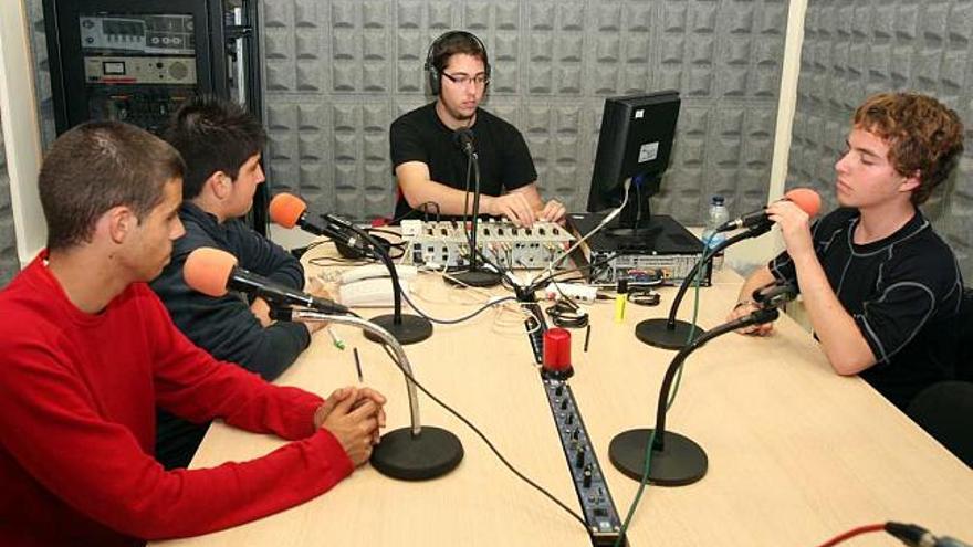 Cristian Egea, con otros compañeros en Radio Jove Elx.