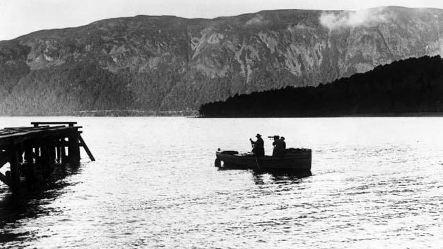 Fotógrafos atraviesan en barca el lago Ness.