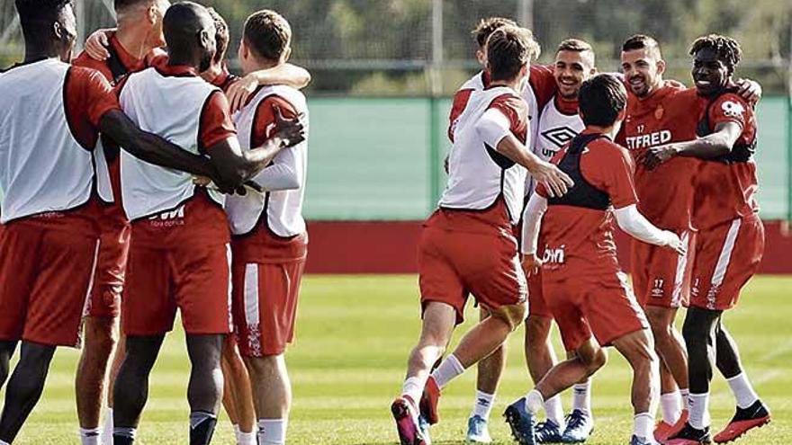 Los jugadores del Mallorca se abrazan durante un juego en el Ãºltimo entrenamiento en Son Bibiloni.