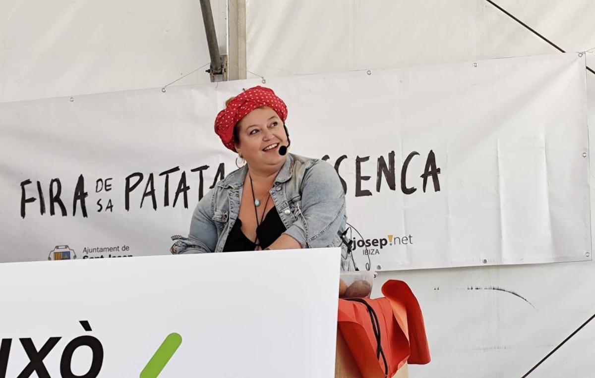 Los asistentes a la feria observan los diferentes tipos de patata que se cultivan en la isla.