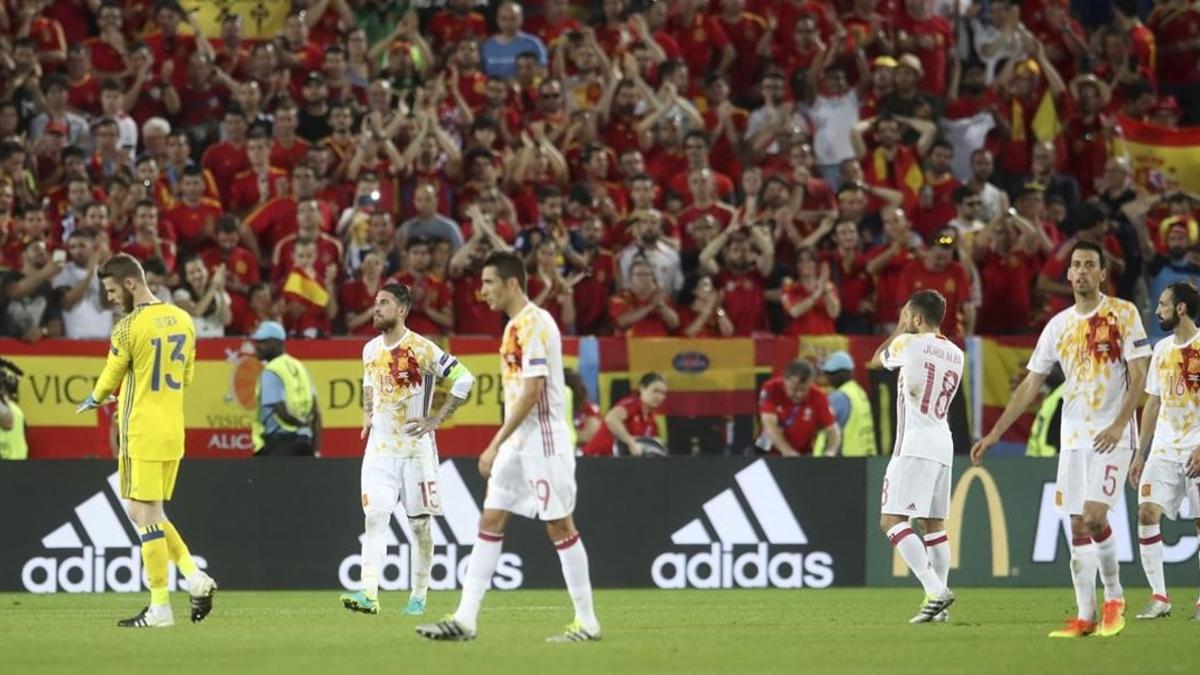 Los jugadores de la selección española abandoan el campo abatidos después de la derrota ante Croacia.