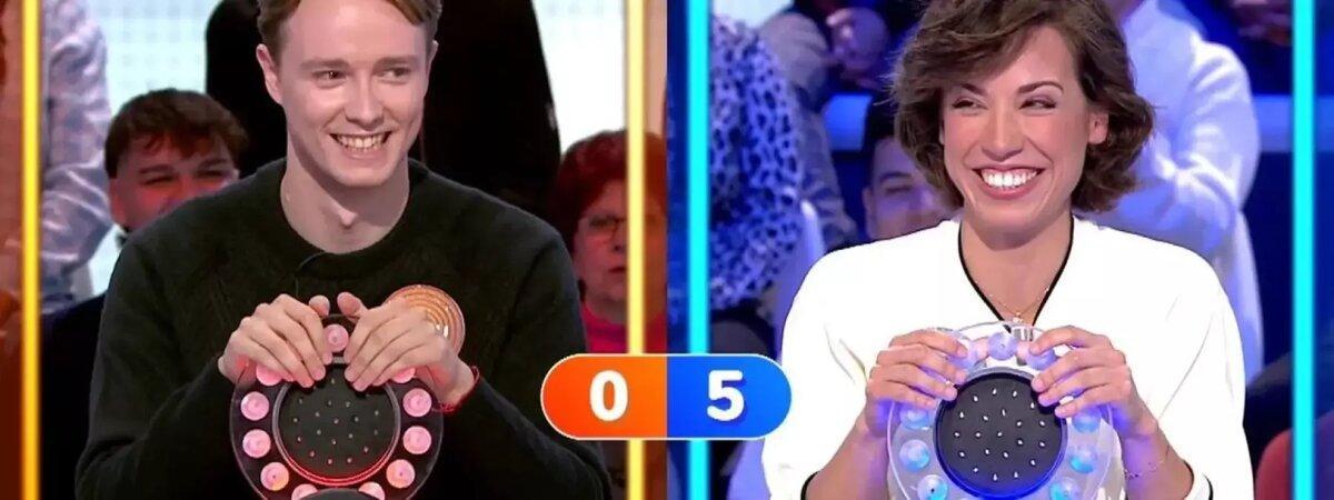 Manu y Rosa, ambos concursantes de Pasapalabra, durante la prueba de la Pista Musical