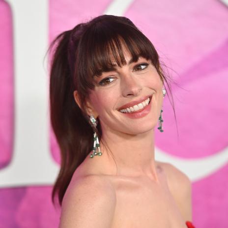 Anne Hathaway lleva en su última película el peinado más tendencia de 2024 y que rejuvenece a las mujeres de 40 años
