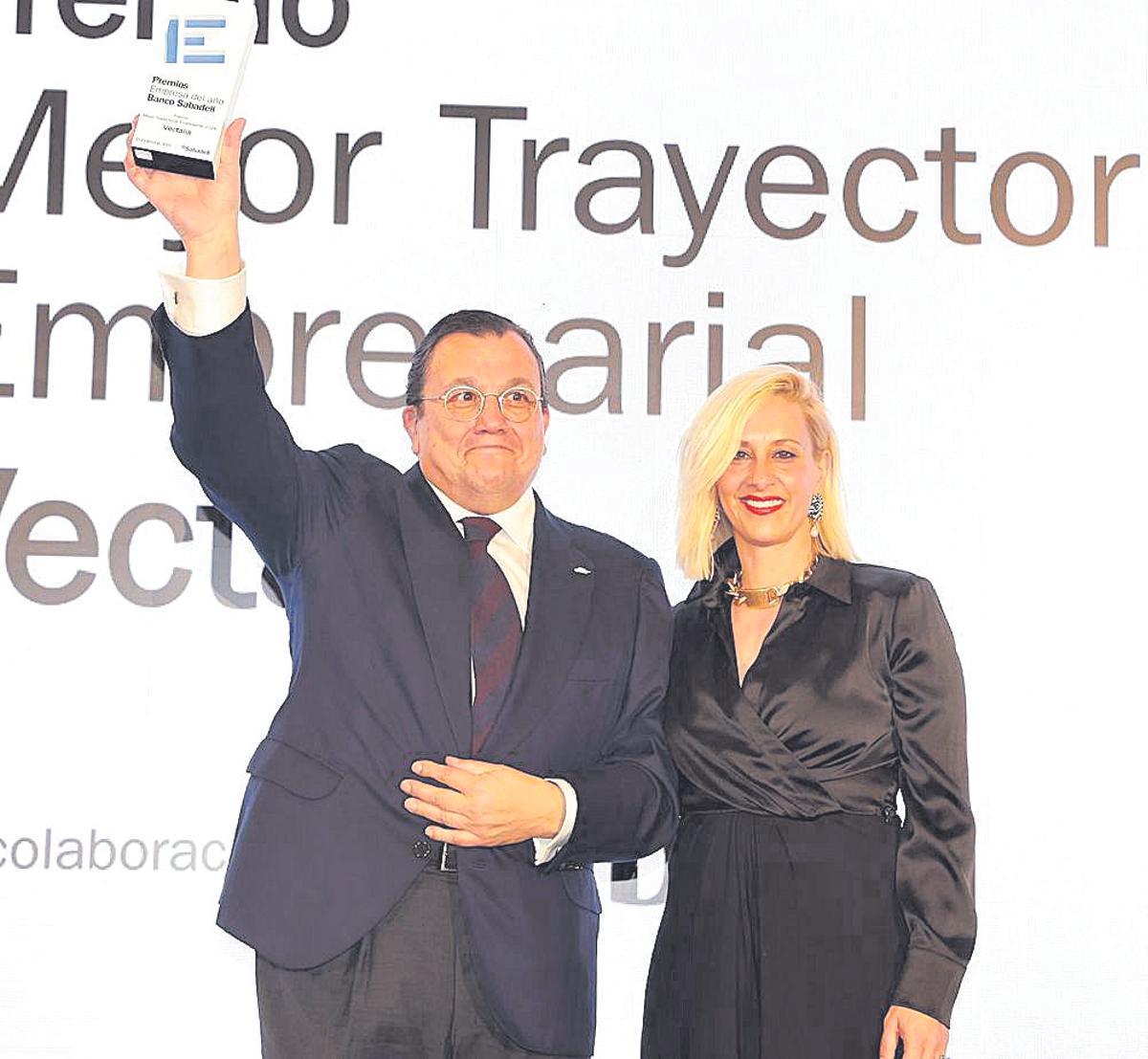 Ainhoa López, directora de clientes estratégicos de ÚBICO, entrega el galardón a Antonio Arias, presidente y CEO del grupo Vectalia.