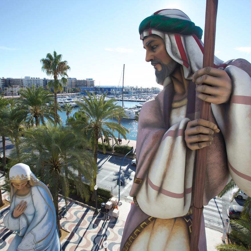 Alicante planta en la Explanada el Belén gigante