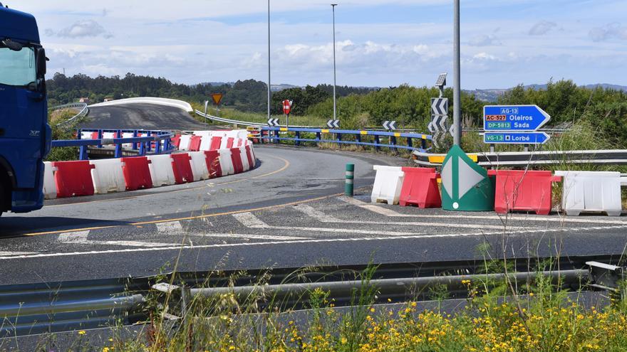 Una de las calzadas del viaducto superior de la rotonda de la vía ártabra en Iñás abre este jueves