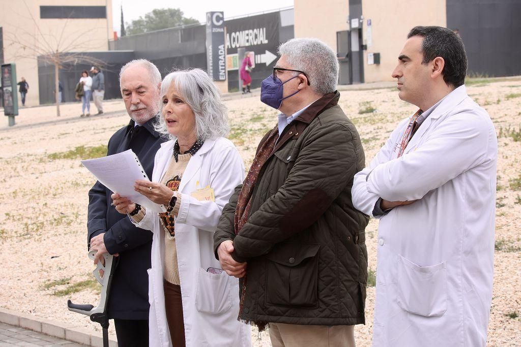 La protesta de los médicos contra el Estatuto Marco de Sanidad a las puertas de la Arrixaca, en imágenes