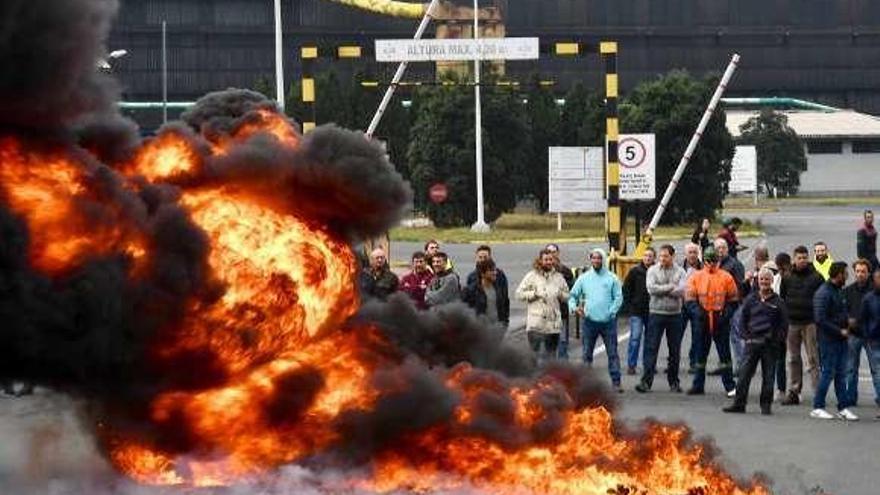 Trabajadores de Alcoa en La Coruña incendian una barricada ante la factoría.