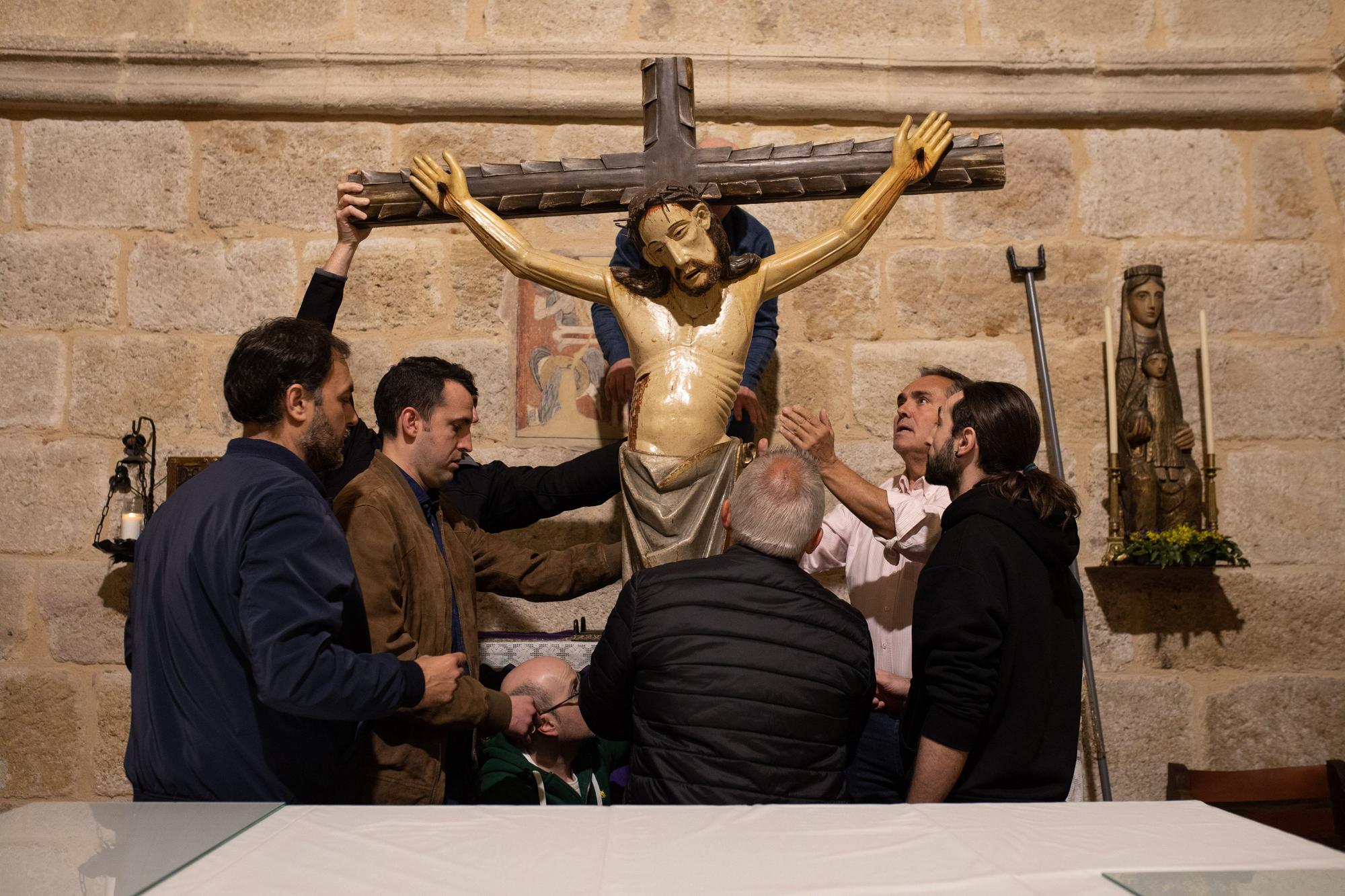 La Hermandad Penitencial del Espíritu Santo baja el Cristo para el besapiés