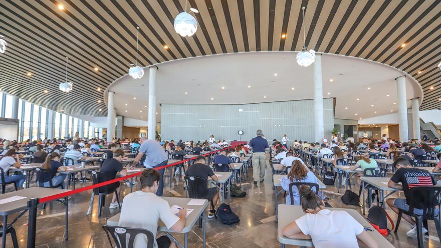 Este es el despliegue de la EBAU en el Auditorio de Torrevieja para alumnos de seis municipios